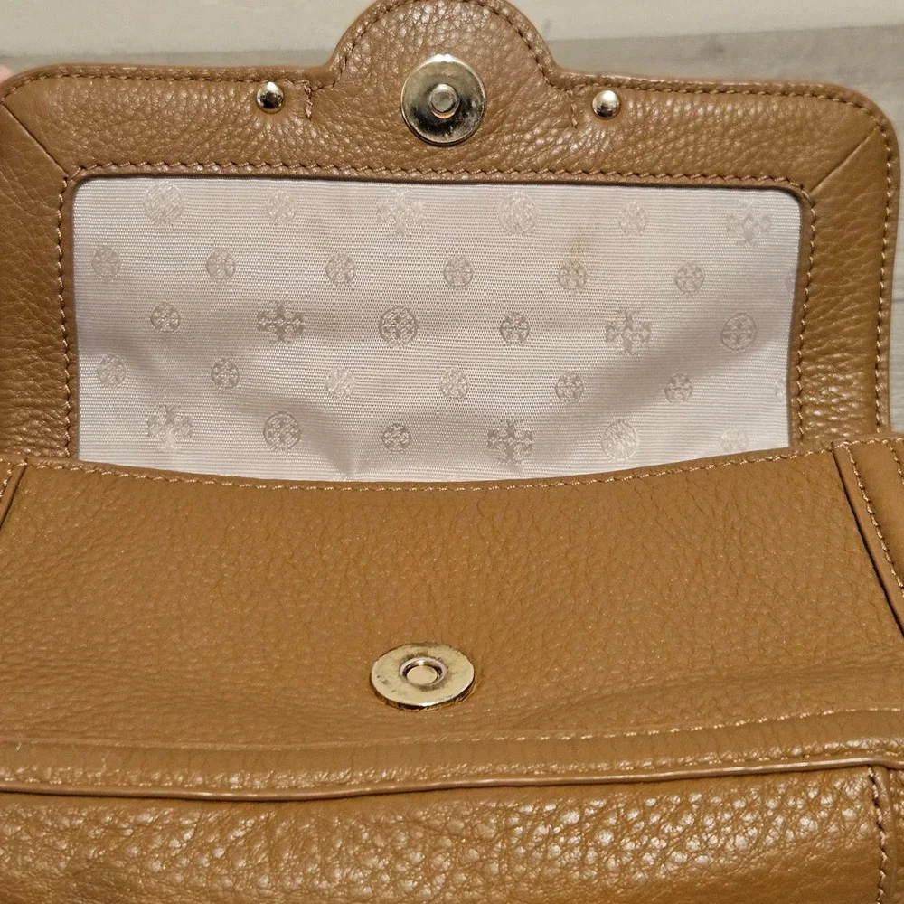 Tory Burch Amanda Tan Pebbled Leather Crossbody Bag Clutch Gold Logo